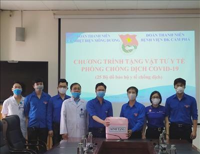 Đoàn Thanh niên Công ty Nhiệt điện Mông Dương trao tặng Bệnh viện Đa khoa Cẩm Phả 25 bộ đồ bảo hộ y tế