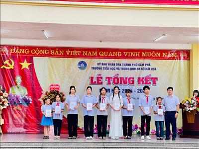 CÔNG TY NHIỆT ĐIỆN MÔNG DƯƠNG TRAO TẶNG 50 SUẤT HỌC BỔNG CHO HỌC SINH XUẤT SẮC TẠI PHƯỜNG MÔNG DƯƠNG VÀ XÃ HẢI HÒA